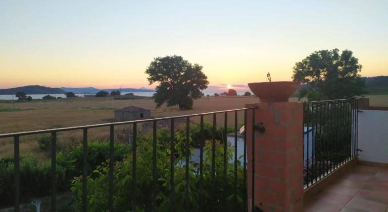 Rental apartment with yard, patio & BBQ — photo 4