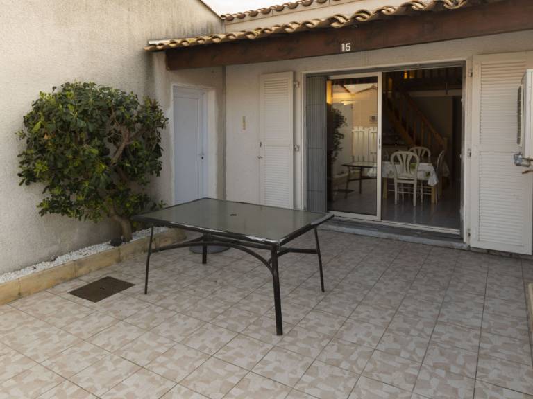 House with patio — photo 2