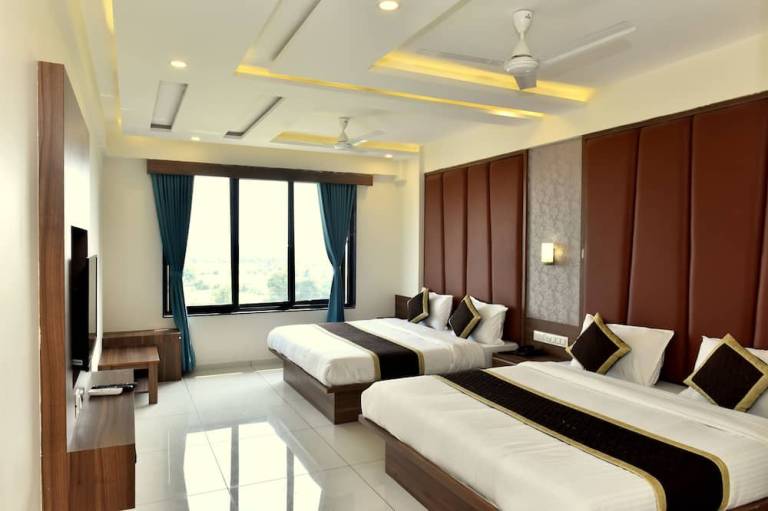 Hotel Royal Square by Sky Stays