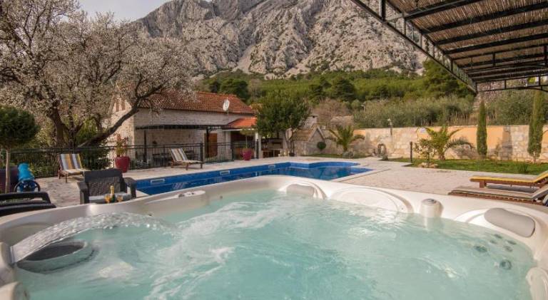 Villa with pool & hot tub | Dogs allowed — photo 4