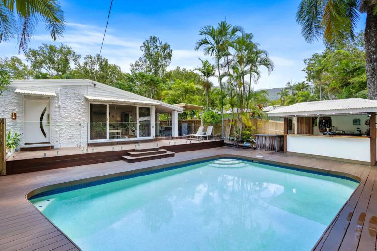 Clifton Beach Family Retreat with Pool
