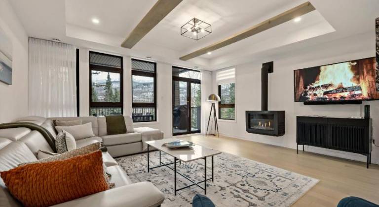 Spacious holiday apartment with pool & hot tub | Pets allowed in Mont-Tremblant, QC