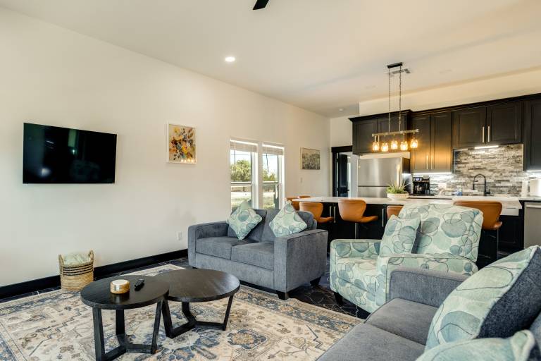 'The Lazy Joey' Stylish 3BR Near Round Top & A&M! — photo 4