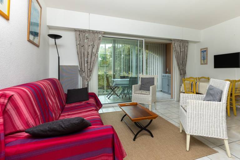 Holiday Apartment "Résidence moderne avec piscine" with Shared Pool, Terrace & Wi-Fi in Dax