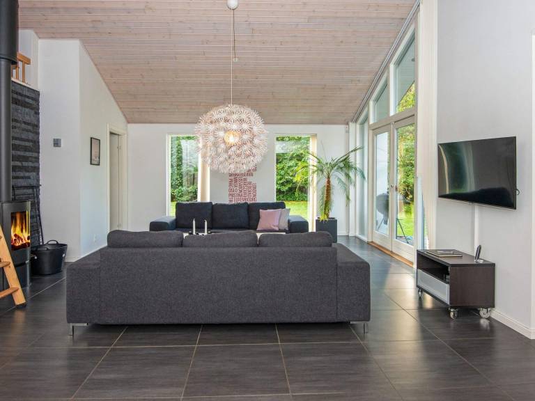 Spacious vacation home with barbeque, jacuzzi & terrace | Pets are welcome — photo 5