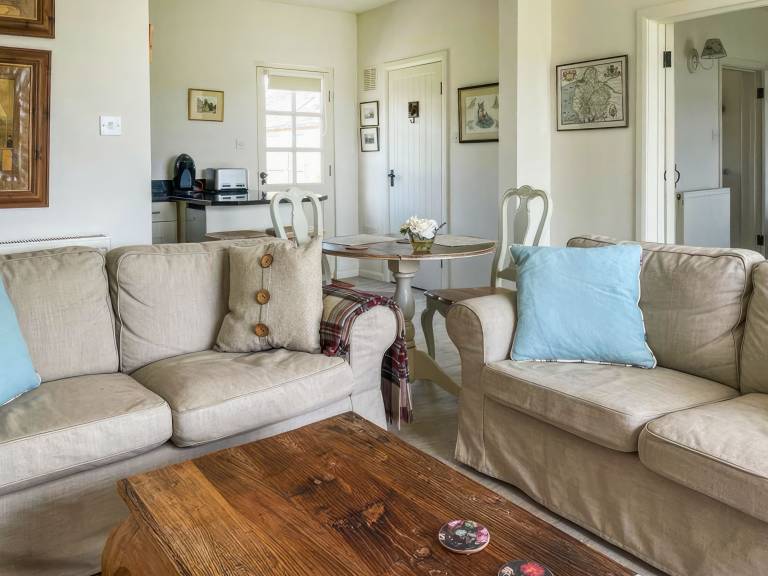 Cottage with garden — photo 5