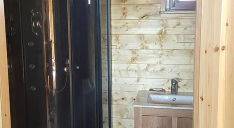 Lodge with garden, hot tub & private pool | Pets allowed — photo 2