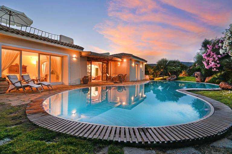 Family-friendly villa with yard, jacuzzi & barbeque | Pool view | Beach nearby | Pets allowed — photo 5