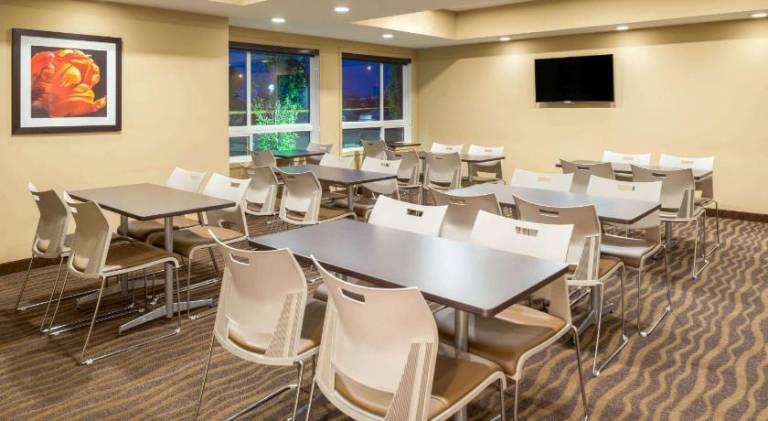 Microtel Inn & Suites by Wyndham Red Deer — photo 4