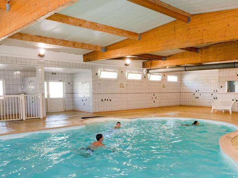 Children-friendly beautiful mobile home with patio & heated pool | Pet-friendly — photo 3