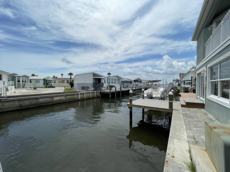 House with hot tub & heated pool | River view — photo 2