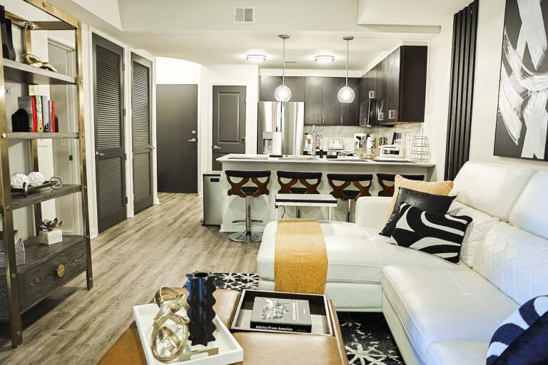 The Luxe Retreat Highrise w great views