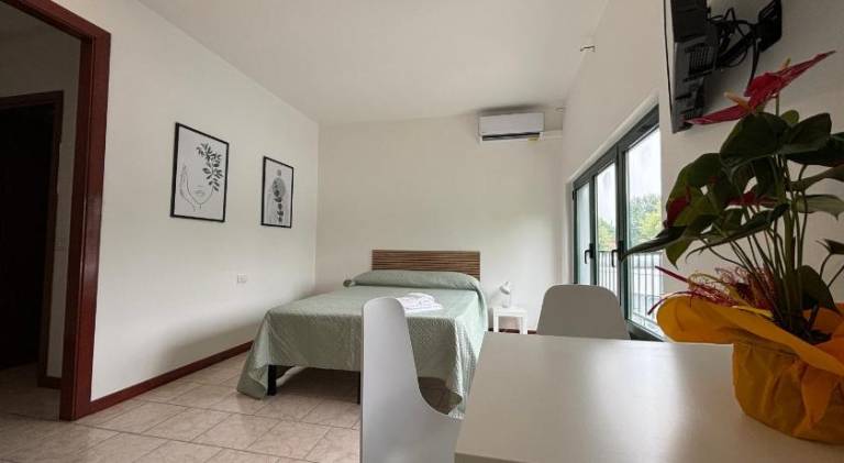 Serviced apartment with yard — photo 3