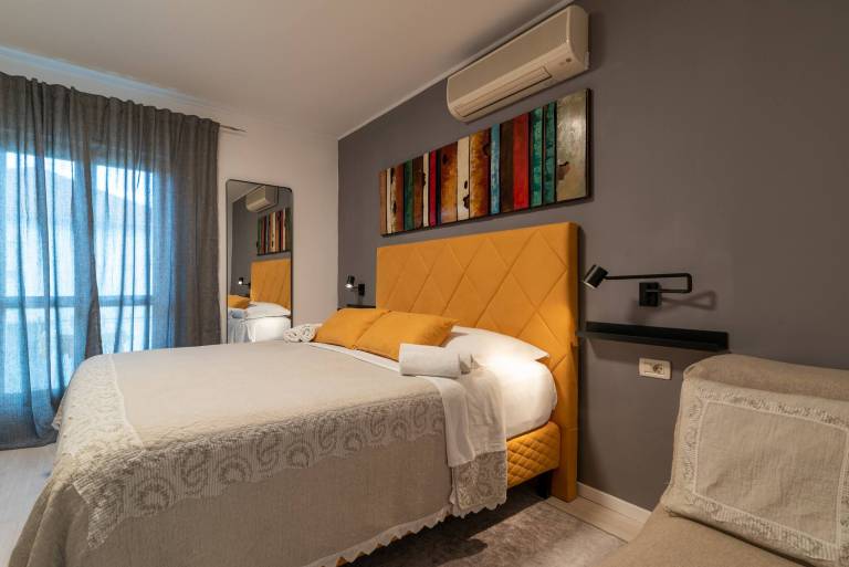 Dedicated room with pool & yard in Okrug