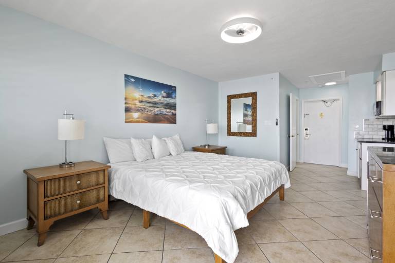Ocean View Hotel Room with Balcony- King Bed 23 — photo 2