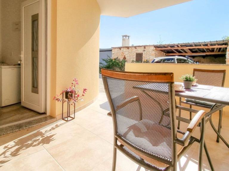 Holiday apartment with barbecue & terrace in Novigrad