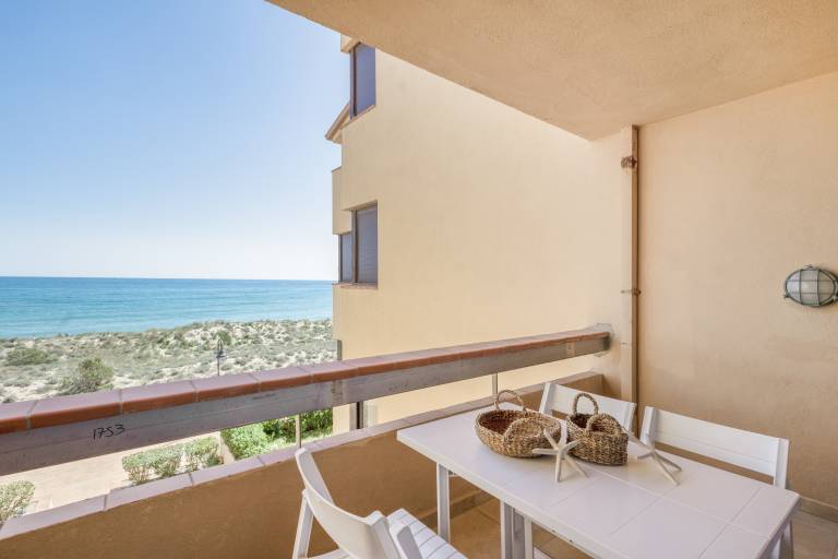 Seafront Apartment with Stunning Views — photo 2