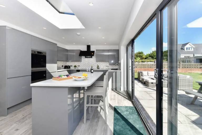 Vacation home with jacuzzi, garden & patio in Swansea