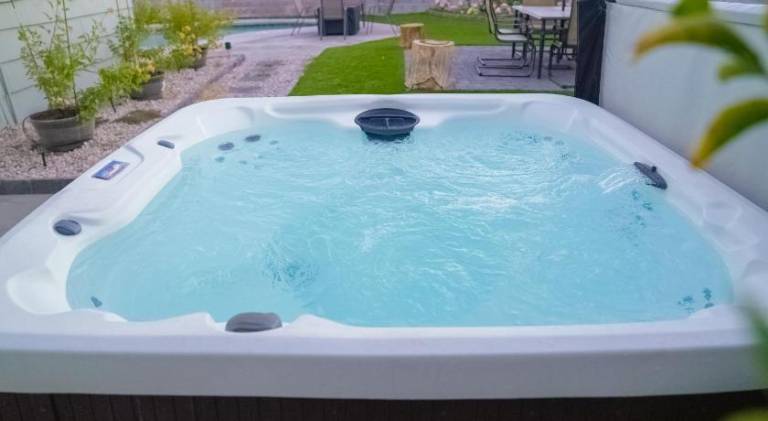 Vacation home with barbecue, hot tub & private pool — photo 5