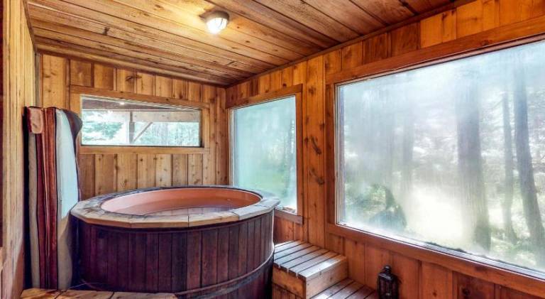 Chalet with jacuzzi — photo 5