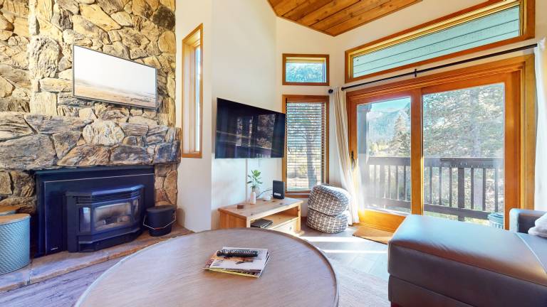 Fully equipped beautiful condo with sauna, jacuzzi & grill | Mountain view | Dogs allowed — photo 2