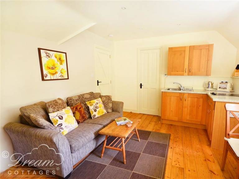 Cottage with garden — photo 2