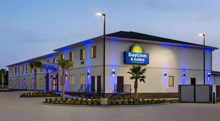 Days Inn & Suites by Wyndham Greater Tomball