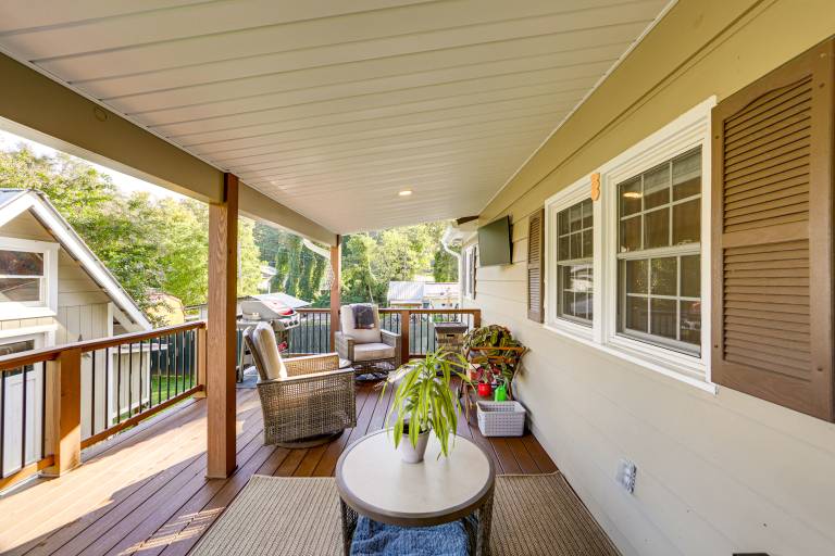 Walk to Frog Level Historic District! Home w/ Deck — photo 2