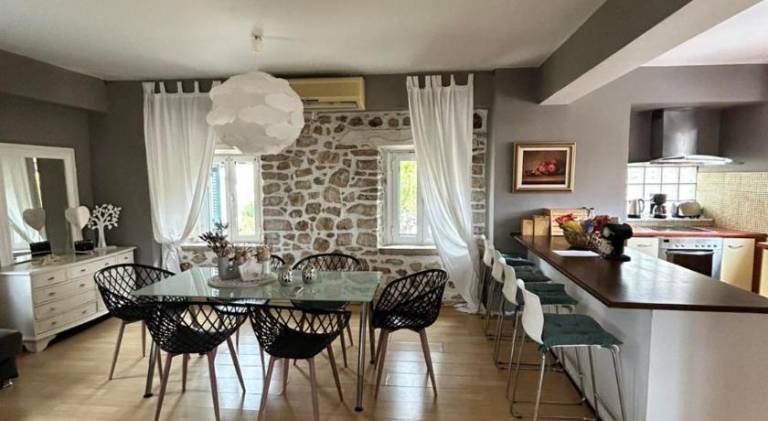 Villa with barbecue, terrace & yard — photo 3