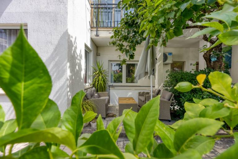 Apartment with yard & patio | Pets are welcome — photo 4
