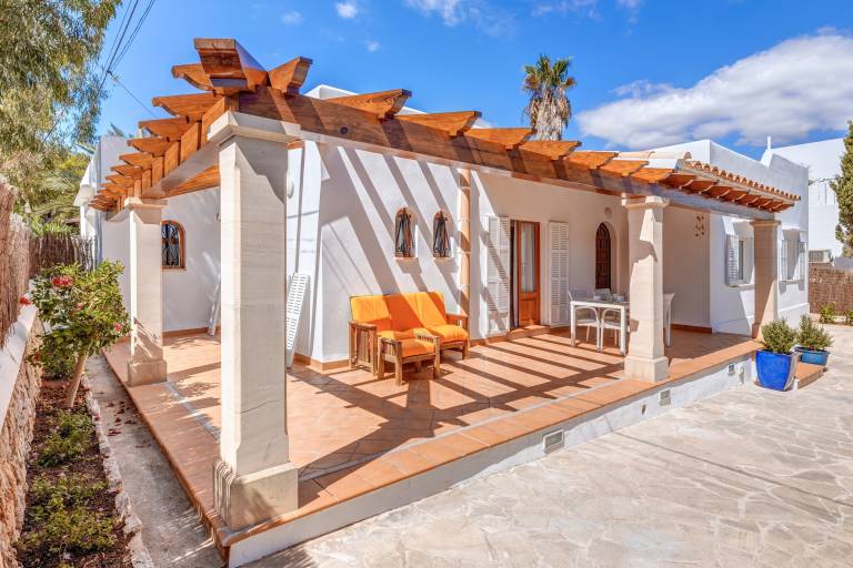 Holiday Home "Sant Antoni" near the Beach with Veranda in Santanyi