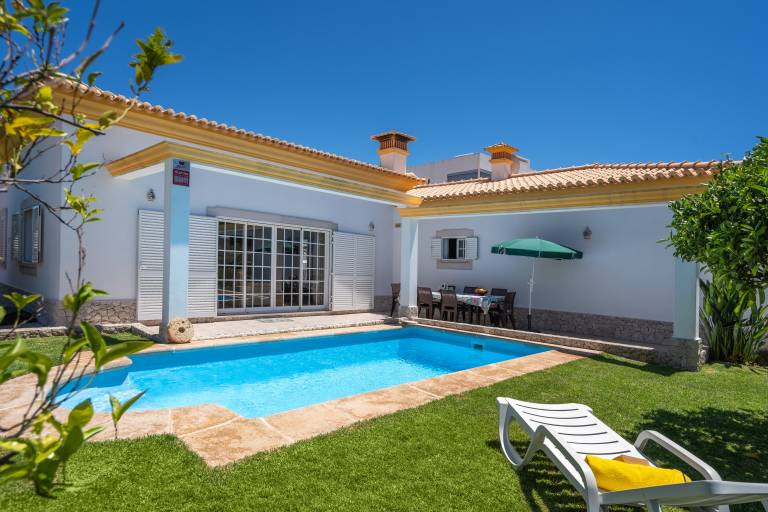 Villa with private pool, yard & patio | Mountain view in Portimão