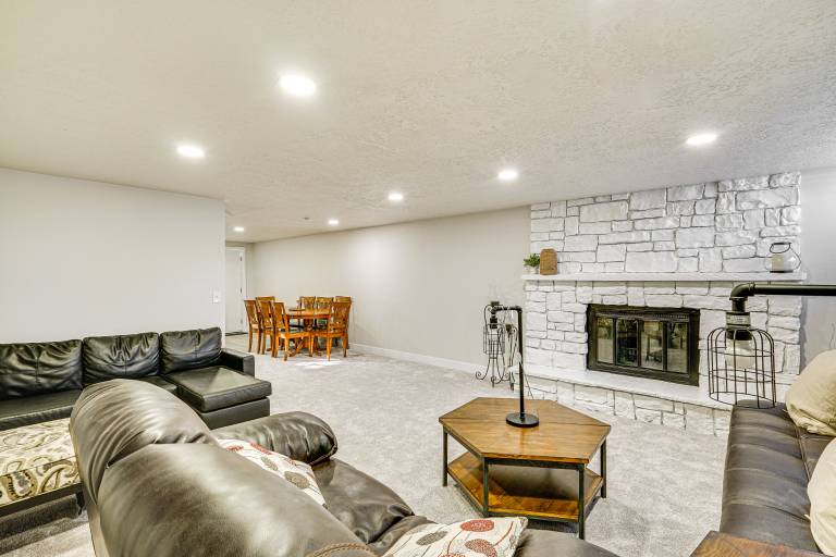 3 Mi to Valley Fair Mall Salt Lake City Apt