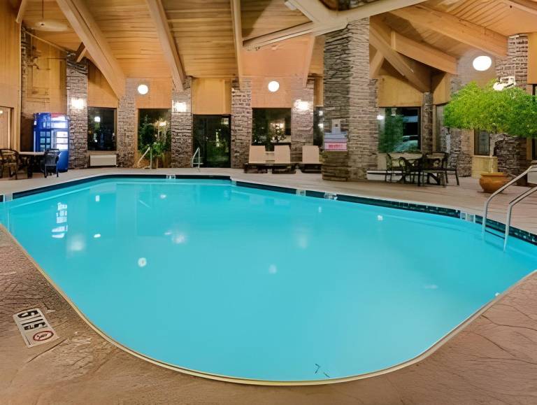 Pinedale Hotel & Suites — photo 3