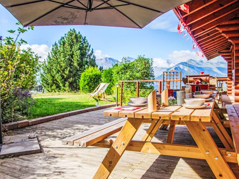 Vacation home with yard, terrace & barbeque | Mountain view — photo 4