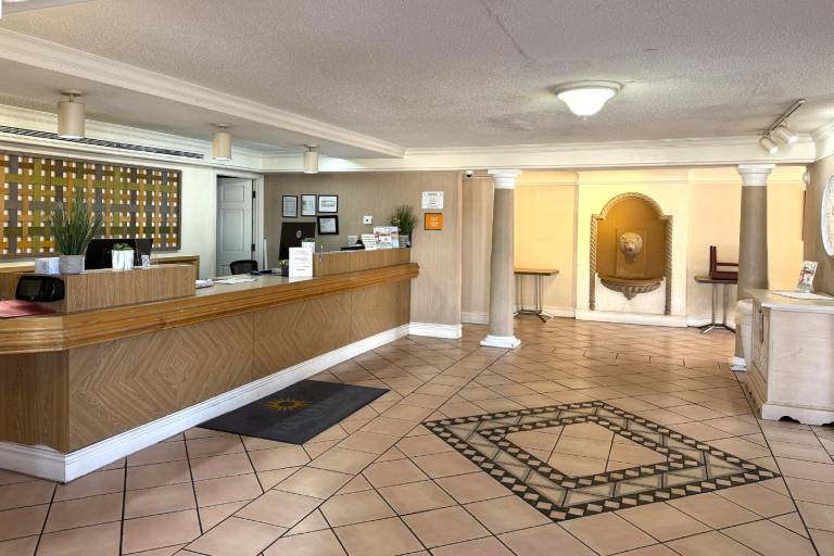 Townhouse Garden Inn & Suites — photo 3