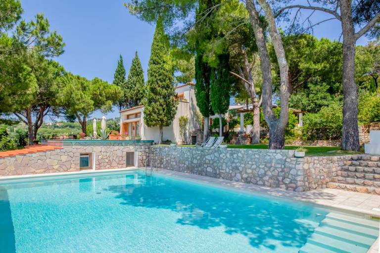 Villa with private pool, patio & yard — photo 5