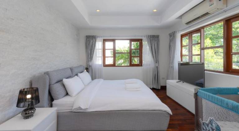 Villa with private pool, grill & yard — photo 2