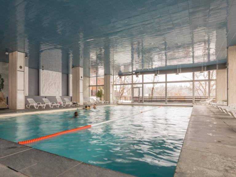 Wonderful studio with heated pool | Next to the ski | Pets are welcome — photo 2