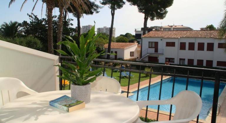 Holiday apartment with pool, yard & patio — photo 2