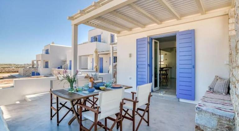 House with jacuzzi & patio — photo 3