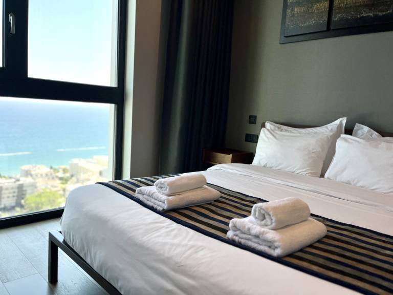 128 LIM 2001 STAY ONLY Tower Suite