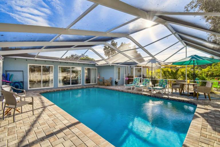 Tropical Pool Retreat in Tarpon Springs