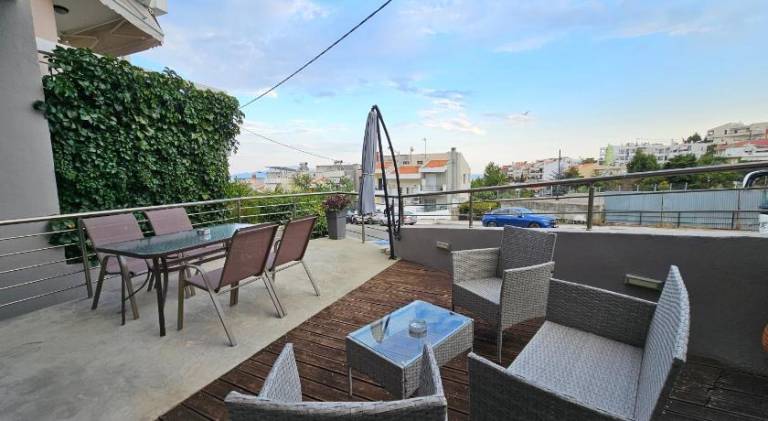 Apartment with yard & terrace — photo 3
