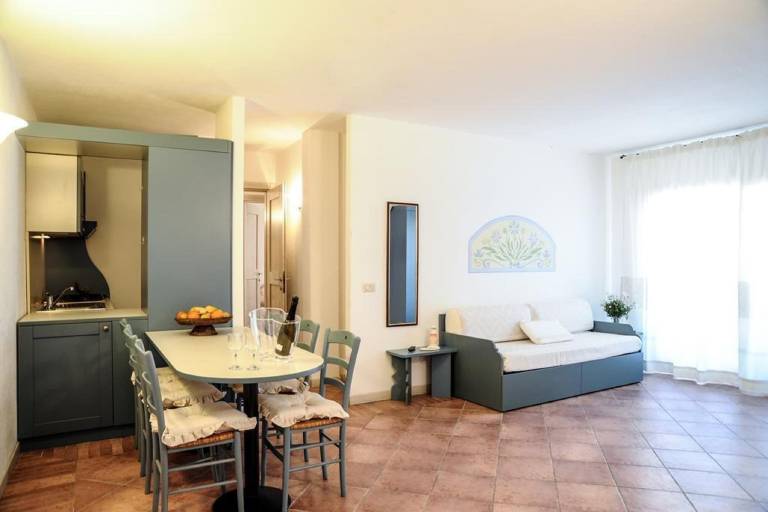 Holiday apartment with patio, yard & pool | Pets allowed — photo 3