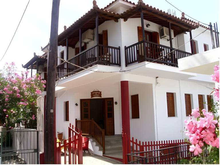 Holiday apartment with patio & garden in Skopelos