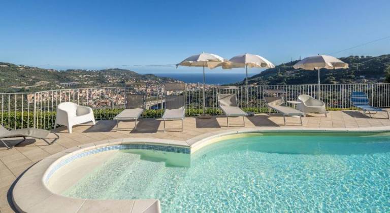 Villa Caroline private pool and seaview in Imperia