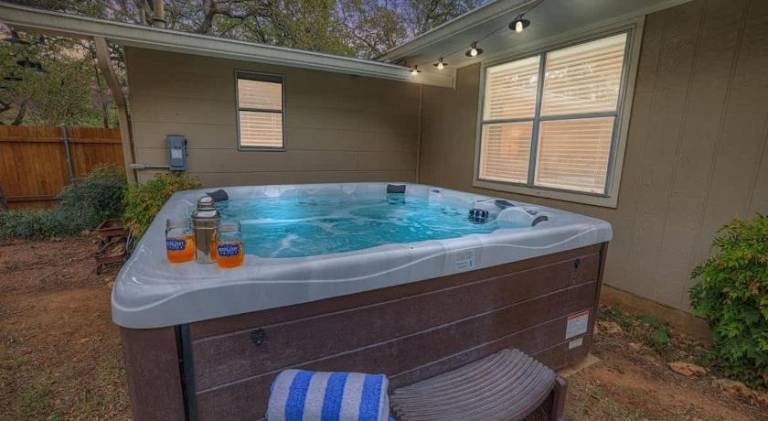 Vacation home with hot tub | Pet-friendly — photo 4