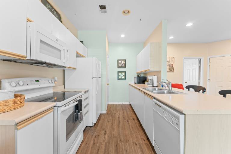 Condo with BBQ, pool & jacuzzi | Mountain view — photo 3