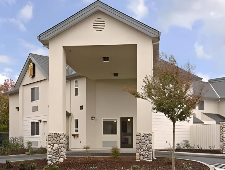 Super 8 by Wyndham Cloverdale Wine Country